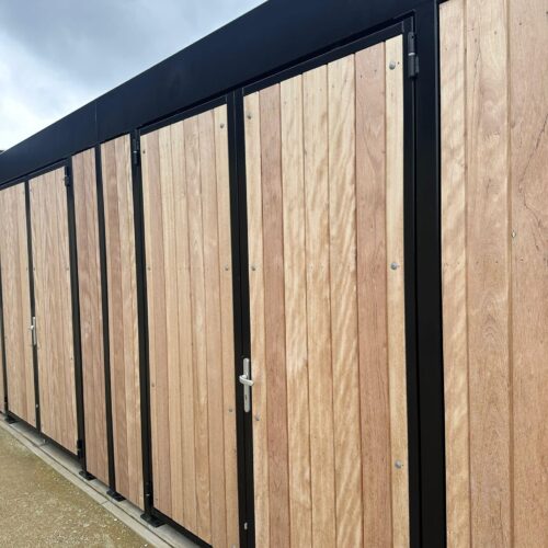 Afsluitbare fietsoverkapping Timber 20 Afbeelding van de gesloten Timber fietsoverkapping met hoogwaardige afwerking. Bescherming tegen regen en diefstal, leverbaar vanaf 3 meter en in diverse RAL-kleuren.